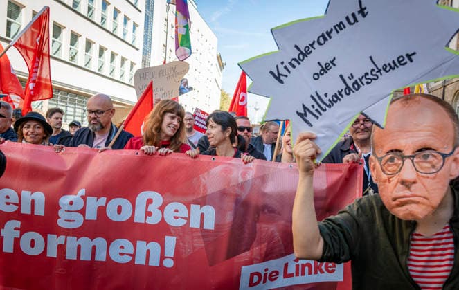 Kerstin Wolter + Elif Eralp + Ines Schwerdtner. EUR, Deutschland, Berlin, 26.09.2026: Kerstin Wolter, Elif Eralp, Ines Schwerdtner. Block der Partei Die Linke. Bundesweite Sozialproteste des DGB und seiner Mitgliedsgewerkschaften unter dem Motto Hart verdient! Deine Arbeit.Deine Gesundheit. Deine Rente.