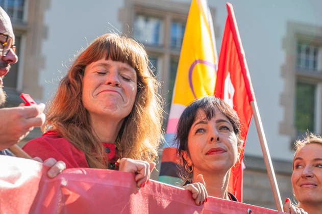 Kerstin Wolter + Elif Eralp + Ines Schwerdtner. EUR, Deutschland, Berlin, 26.09.2026: Kerstin Wolter, Elif Eralp, Ines Schwerdtner. Block der Partei Die Linke. Bundesweite Sozialproteste des DGB und seiner Mitgliedsgewerkschaften unter dem Motto Hart verdient! Deine Arbeit.Deine Gesundheit. Deine Rente.