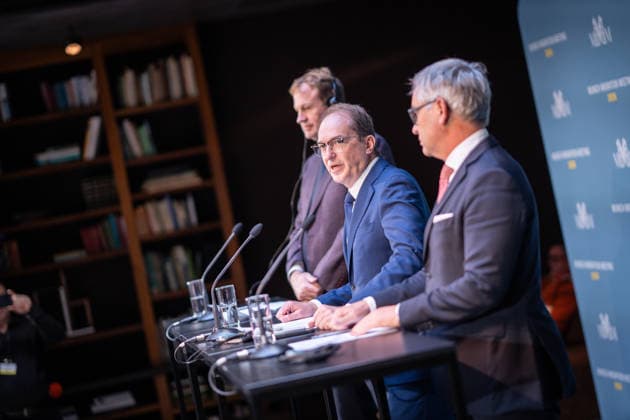 Jim O™Callaghan, Innenminister der Republik Irland und EU-Ratspräsidentschaft, Alexander Dobrindt, deutscher Bundesminister des Innern, Magnus Brunner, EU-Kommissar für Inneres und Migration (von links) beim Auftaktstatement;2. Munich Migration Meeting Treffen der Europäischen Minister zur Umsetzung der Migrationswende, München Bayern Deutschland Hotel Bayerischer Hof