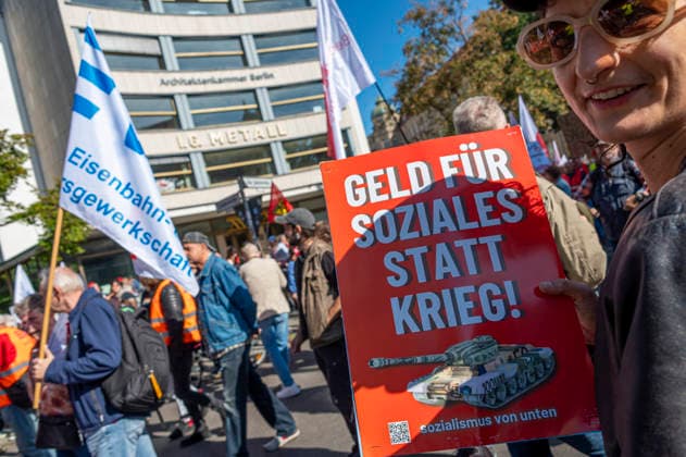Sozialproteste des DGB EUR, Deutschland, Berlin, 26.09.2026: Es reicht für Alle und Merz muss weg! - Plakate , Transparente, Sprüche gegen den Sozialabbau der Bundesregierung. Sozialleistungen kürzen, Bundesweite Sozialproteste des DGB und seiner Mitgliedsgewerkschaften unter dem Motto Hart verdient! Deine Arbeit.Deine Gesundheit. Deine Rente.
