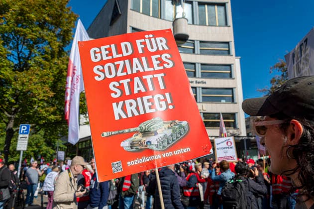 Sozialproteste des DGB EUR, Deutschland, Berlin, 26.09.2026: Es reicht für Alle und Merz muss weg! - Plakate , Transparente, Sprüche gegen den Sozialabbau der Bundesregierung. Sozialleistungen kürzen, Bundesweite Sozialproteste des DGB und seiner Mitgliedsgewerkschaften unter dem Motto Hart verdient! Deine Arbeit.Deine Gesundheit. Deine Rente.
