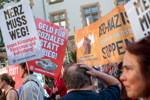 Sozialproteste des DGB EUR, Deutschland, Berlin, 26.09.2026: Es reicht für Alle und Merz muss weg! - Plakate , Transparente, Sprüche gegen den Sozialabbau der Bundesregierung. Sozialleistungen kürzen, Bundesweite Sozialproteste des DGB und seiner Mitgliedsgewerkschaften unter dem Motto Hart verdient! Deine Arbeit.Deine Gesundheit. Deine Rente.