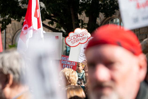 Sozialproteste des DGB EUR, Deutschland, Berlin, 26.09.2026: Es reicht für Alle und Merz muss weg! - Plakate , Transparente, Sprüche gegen den Sozialabbau der Bundesregierung. Sozialleistungen kürzen, Bundesweite Sozialproteste des DGB und seiner Mitgliedsgewerkschaften unter dem Motto Hart verdient! Deine Arbeit.Deine Gesundheit. Deine Rente.
