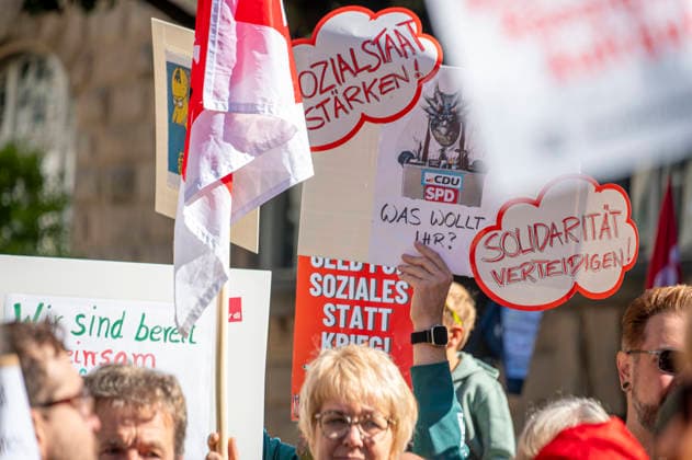 Sozialproteste des DGB EUR, Deutschland, Berlin, 26.09.2026: Es reicht für Alle und Merz muss weg! - Plakate , Transparente, Sprüche gegen den Sozialabbau der Bundesregierung. Sozialleistungen kürzen, Bundesweite Sozialproteste des DGB und seiner Mitgliedsgewerkschaften unter dem Motto Hart verdient! Deine Arbeit.Deine Gesundheit. Deine Rente.