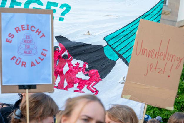 Sozialproteste des DGB EUR, Deutschland, Berlin, 26.09.2026: Es reicht für Alle und Merz muss weg! - Plakate , Transparente, Sprüche gegen den Sozialabbau der Bundesregierung. Sozialleistungen kürzen, Bundesweite Sozialproteste des DGB und seiner Mitgliedsgewerkschaften unter dem Motto Hart verdient! Deine Arbeit.Deine Gesundheit. Deine Rente.