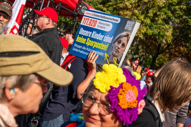 Sozialproteste des DGB EUR, Deutschland, Berlin, 26.09.2026: Es reicht für Alle und Merz muss weg! - Plakate , Transparente, Sprüche gegen den Sozialabbau der Bundesregierung. Sozialleistungen kürzen, Bundesweite Sozialproteste des DGB und seiner Mitgliedsgewerkschaften unter dem Motto Hart verdient! Deine Arbeit.Deine Gesundheit. Deine Rente.