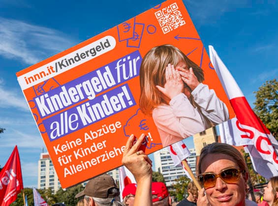 Sozialproteste des DGB EUR, Deutschland, Berlin, 26.09.2026: Kindergeld für Alle , Es reicht für Alle und Merz muss weg! - Plakate , Transparente, Sprüche gegen den Sozialabbau der Bundesregierung. Sozialleistungen kürzen, Bundesweite Sozialproteste des DGB und seiner Mitgliedsgewerkschaften unter dem Motto Hart verdient! Deine Arbeit.Deine Gesundheit. Deine Rente.