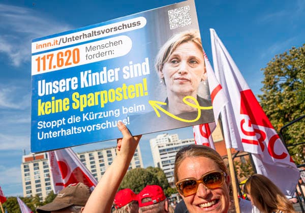 Sozialproteste des DGB EUR, Deutschland, Berlin, 26.09.2026: Es reicht für Alle und Merz muss weg! - Plakate , Transparente, Sprüche gegen den Sozialabbau der Bundesregierung. Sozialleistungen kürzen, Bundesweite Sozialproteste des DGB und seiner Mitgliedsgewerkschaften unter dem Motto Hart verdient! Deine Arbeit.Deine Gesundheit. Deine Rente.