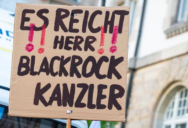 Sozialproteste des DGB EUR, Deutschland, Berlin, 26.09.2026: Es reicht für Alle und Merz muss weg! - Plakate , Transparente, Sprüche gegen den Sozialabbau der Bundesregierung. Sozialleistungen kürzen, Bundesweite Sozialproteste des DGB und seiner Mitgliedsgewerkschaften unter dem Motto Hart verdient! Deine Arbeit.Deine Gesundheit. Deine Rente.