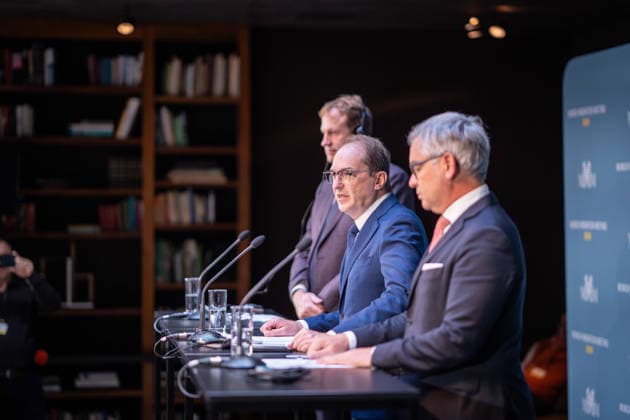 Jim O™Callaghan, Innenminister der Republik Irland und EU-Ratspräsidentschaft, Alexander Dobrindt, deutscher Bundesminister des Innern, Magnus Brunner, EU-Kommissar für Inneres und Migration (von links) beim Auftaktstatement;2. Munich Migration Meeting Treffen der Europäischen Minister zur Umsetzung der Migrationswende, München Bayern Deutschland Hotel Bayerischer Hof