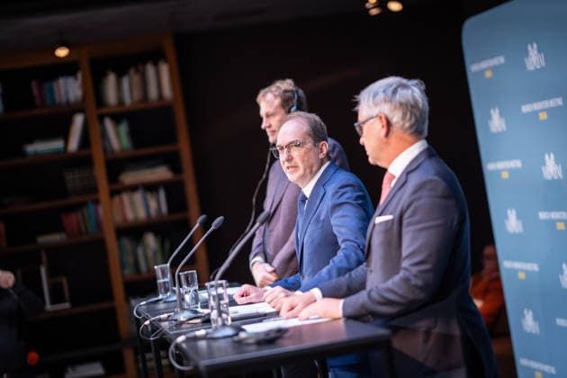Jim O™Callaghan, Innenminister der Republik Irland und EU-Ratspräsidentschaft, Alexander Dobrindt, deutscher Bundesminister des Innern, Magnus Brunner, EU-Kommissar für Inneres und Migration (von links) beim Auftaktstatement;2. Munich Migration Meeting Treffen der Europäischen Minister zur Umsetzung der Migrationswende, München Bayern Deutschland Hotel Bayerischer Hof