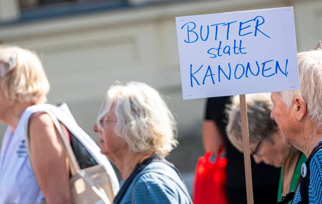 Sozialproteste des DGB EUR, Deutschland, Berlin, 26.09.2026: Rentner protestieren für Butter statt Kanonen - Es reicht für Alle und Merz muss weg! - Plakate , Transparente, Sprüche gegen den Sozialabbau der Bundesregierung. Sozialleistungen kürzen, Bundesweite Sozialproteste des DGB und seiner Mitgliedsgewerkschaften unter dem Motto Hart verdient! Deine Arbeit.Deine Gesundheit. Deine Rente.