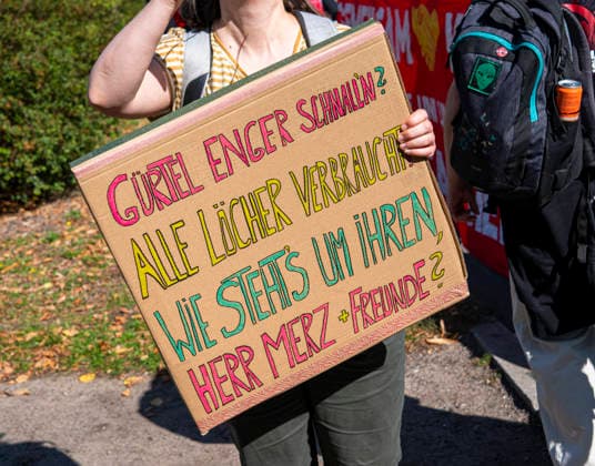 Sozialproteste des DGB EUR, Deutschland, Berlin, 26.09.2026: Es reicht für Alle und Merz muss weg! - Plakate , Transparente, Sprüche gegen den Sozialabbau der Bundesregierung. Sozialleistungen kürzen, Bundesweite Sozialproteste des DGB und seiner Mitgliedsgewerkschaften unter dem Motto Hart verdient! Deine Arbeit.Deine Gesundheit. Deine Rente.