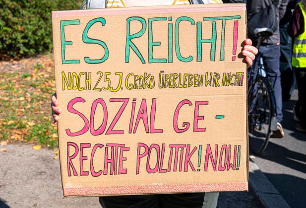 Sozialproteste des DGB EUR, Deutschland, Berlin, 26.09.2026: Es reicht für Alle und Merz muss weg! - Plakate , Transparente, Sprüche gegen den Sozialabbau der Bundesregierung. Sozialleistungen kürzen, Bundesweite Sozialproteste des DGB und seiner Mitgliedsgewerkschaften unter dem Motto Hart verdient! Deine Arbeit.Deine Gesundheit. Deine Rente.