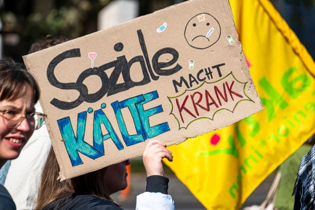 Sozialproteste des DGB EUR, Deutschland, Berlin, 26.09.2026: Es reicht für Alle und Merz muss weg! - Plakate , Transparente, Sprüche gegen den Sozialabbau der Bundesregierung. Sozialleistungen kürzen, Bundesweite Sozialproteste des DGB und seiner Mitgliedsgewerkschaften unter dem Motto Hart verdient! Deine Arbeit.Deine Gesundheit. Deine Rente.