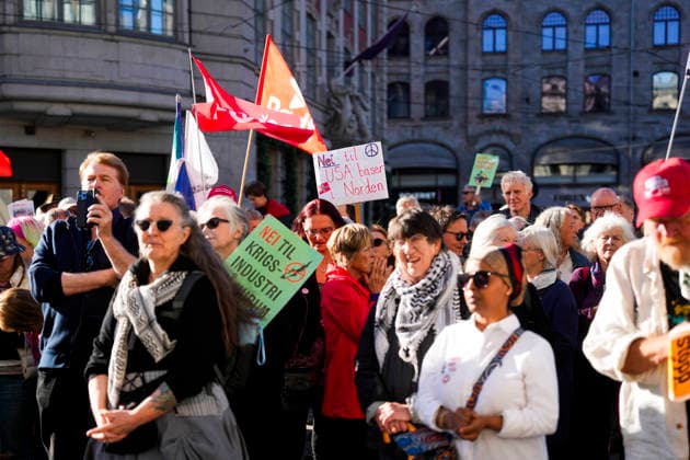 Felles aksjonsdag mot USA-baser i Norden Oslo 20260926. Freds- og solidaritetsorganisasjoner pa Jernbanetorget mot amerikanske militaerbaser i Norden lordag. Andre demonstrasjoner pagar bland annet Trondheim, Bergen og Tromso. Foto: Javad M. Parsa NTB Oslo Norge pgmHppHTAWc EDITORIAL USE ONLY Ref:_POLpgmHppHTAWc.jpg Copyright: xJavadxM.xParsax xNTBx