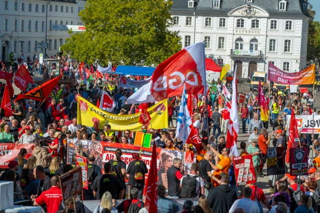 Tausende Demonstranten folgen der Demo des Deutschen Gewerkschaftsbundes unter anderem in Saarbrücken am Samstag (26.9.2026). Der Reformkurs der Bundesregierung ist in der Bevölkerung nicht unumstritten. Zuletzt galten auch die für die CDU historisch schlechten Ergebnisse der Landtagswahlen als ein Bürgervotum gegen die Reformen. Und auch der Deutsche Gewerkschaftsbund (DGB) trommelt seit Wochen für den Aktionstag Sozialstaat.