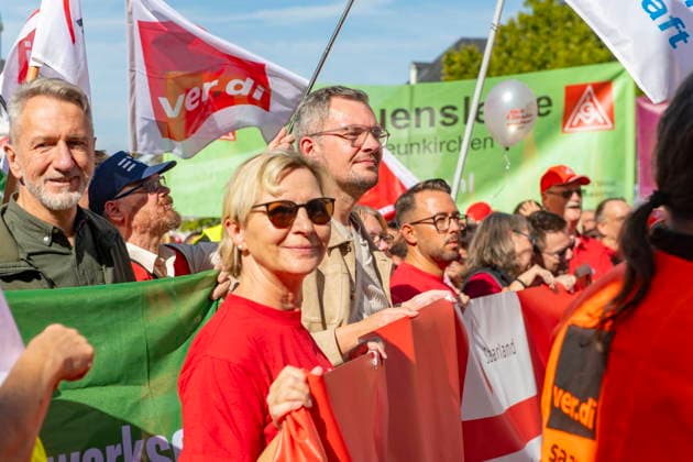 Tausende Demonstranten folgen der Demo des Deutschen Gewerkschaftsbundes unter anderem in Saarbrücken am Samstag (26.9.2026). Der Reformkurs der Bundesregierung ist in der Bevölkerung nicht unumstritten. Zuletzt galten auch die für die CDU historisch schlechten Ergebnisse der Landtagswahlen als ein Bürgervotum gegen die Reformen. Und auch der Deutsche Gewerkschaftsbund (DGB) trommelt seit Wochen für den Aktionstag Sozialstaat.