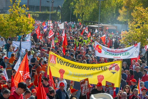 Tausende Demonstranten folgen der Demo des Deutschen Gewerkschaftsbundes unter anderem in Saarbrücken am Samstag (26.9.2026). Der Reformkurs der Bundesregierung ist in der Bevölkerung nicht unumstritten. Zuletzt galten auch die für die CDU historisch schlechten Ergebnisse der Landtagswahlen als ein Bürgervotum gegen die Reformen. Und auch der Deutsche Gewerkschaftsbund (DGB) trommelt seit Wochen für den Aktionstag Sozialstaat.
