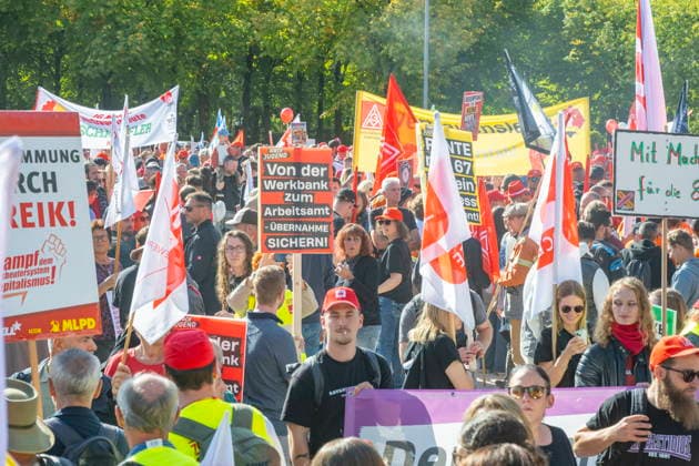 Tausende Demonstranten folgen der Demo des Deutschen Gewerkschaftsbundes unter anderem in Saarbrücken am Samstag (26.9.2026). Der Reformkurs der Bundesregierung ist in der Bevölkerung nicht unumstritten. Zuletzt galten auch die für die CDU historisch schlechten Ergebnisse der Landtagswahlen als ein Bürgervotum gegen die Reformen. Und auch der Deutsche Gewerkschaftsbund (DGB) trommelt seit Wochen für den Aktionstag Sozialstaat.