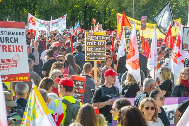 Tausende Demonstranten folgen der Demo des Deutschen Gewerkschaftsbundes unter anderem in Saarbrücken am Samstag (26.9.2026). Der Reformkurs der Bundesregierung ist in der Bevölkerung nicht unumstritten. Zuletzt galten auch die für die CDU historisch schlechten Ergebnisse der Landtagswahlen als ein Bürgervotum gegen die Reformen. Und auch der Deutsche Gewerkschaftsbund (DGB) trommelt seit Wochen für den Aktionstag Sozialstaat.