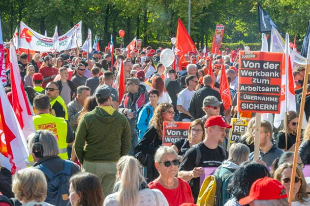 Tausende Demonstranten folgen der Demo des Deutschen Gewerkschaftsbundes unter anderem in Saarbrücken am Samstag (26.9.2026). Der Reformkurs der Bundesregierung ist in der Bevölkerung nicht unumstritten. Zuletzt galten auch die für die CDU historisch schlechten Ergebnisse der Landtagswahlen als ein Bürgervotum gegen die Reformen. Und auch der Deutsche Gewerkschaftsbund (DGB) trommelt seit Wochen für den Aktionstag Sozialstaat.