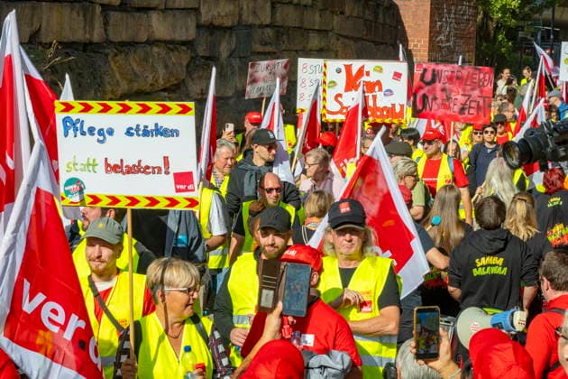 Tausende Demonstranten folgen der Demo des Deutschen Gewerkschaftsbundes unter anderem in Saarbrücken am Samstag (26.9.2026). Der Reformkurs der Bundesregierung ist in der Bevölkerung nicht unumstritten. Zuletzt galten auch die für die CDU historisch schlechten Ergebnisse der Landtagswahlen als ein Bürgervotum gegen die Reformen. Und auch der Deutsche Gewerkschaftsbund (DGB) trommelt seit Wochen für den Aktionstag Sozialstaat.