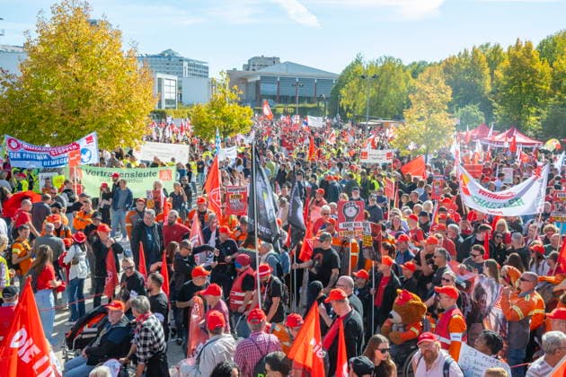 Tausende Demonstranten folgen der Demo des Deutschen Gewerkschaftsbundes unter anderem in Saarbrücken am Samstag (26.9.2026). Der Reformkurs der Bundesregierung ist in der Bevölkerung nicht unumstritten. Zuletzt galten auch die für die CDU historisch schlechten Ergebnisse der Landtagswahlen als ein Bürgervotum gegen die Reformen. Und auch der Deutsche Gewerkschaftsbund (DGB) trommelt seit Wochen für den Aktionstag Sozialstaat.