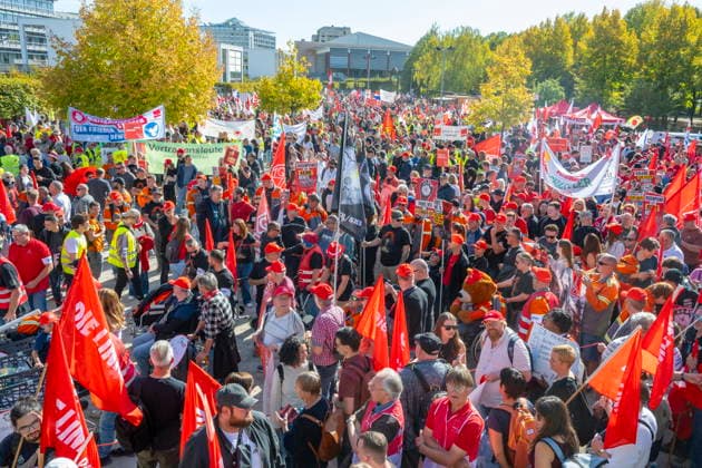 Tausende Demonstranten folgen der Demo des Deutschen Gewerkschaftsbundes unter anderem in Saarbrücken am Samstag (26.9.2026). Der Reformkurs der Bundesregierung ist in der Bevölkerung nicht unumstritten. Zuletzt galten auch die für die CDU historisch schlechten Ergebnisse der Landtagswahlen als ein Bürgervotum gegen die Reformen. Und auch der Deutsche Gewerkschaftsbund (DGB) trommelt seit Wochen für den Aktionstag Sozialstaat.