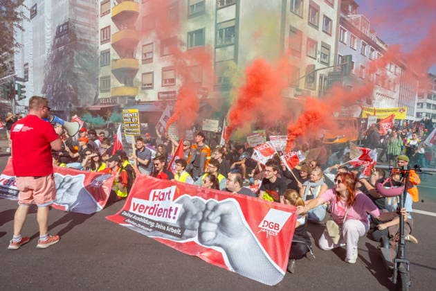 Tausende Demonstranten folgen der Demo des Deutschen Gewerkschaftsbundes unter anderem in Saarbrücken am Samstag (26.9.2026). Der Reformkurs der Bundesregierung ist in der Bevölkerung nicht unumstritten. Zuletzt galten auch die für die CDU historisch schlechten Ergebnisse der Landtagswahlen als ein Bürgervotum gegen die Reformen. Und auch der Deutsche Gewerkschaftsbund (DGB) trommelt seit Wochen für den Aktionstag Sozialstaat.