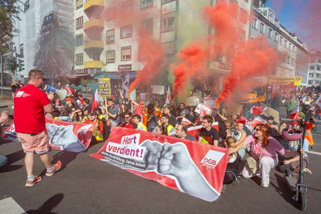 Tausende Demonstranten folgen der Demo des Deutschen Gewerkschaftsbundes unter anderem in Saarbrücken am Samstag (26.9.2026). Der Reformkurs der Bundesregierung ist in der Bevölkerung nicht unumstritten. Zuletzt galten auch die für die CDU historisch schlechten Ergebnisse der Landtagswahlen als ein Bürgervotum gegen die Reformen. Und auch der Deutsche Gewerkschaftsbund (DGB) trommelt seit Wochen für den Aktionstag Sozialstaat.