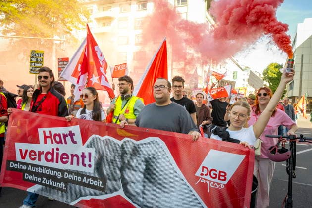 Tausende Demonstranten folgen der Demo des Deutschen Gewerkschaftsbundes unter anderem in Saarbrücken am Samstag (26.9.2026). Der Reformkurs der Bundesregierung ist in der Bevölkerung nicht unumstritten. Zuletzt galten auch die für die CDU historisch schlechten Ergebnisse der Landtagswahlen als ein Bürgervotum gegen die Reformen. Und auch der Deutsche Gewerkschaftsbund (DGB) trommelt seit Wochen für den Aktionstag Sozialstaat.