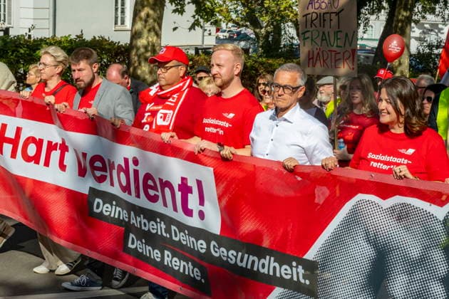Tausende Demonstranten folgen der Demo des Deutschen Gewerkschaftsbundes unter anderem in Saarbrücken am Samstag (26.9.2026). Der Reformkurs der Bundesregierung ist in der Bevölkerung nicht unumstritten. Zuletzt galten auch die für die CDU historisch schlechten Ergebnisse der Landtagswahlen als ein Bürgervotum gegen die Reformen. Und auch der Deutsche Gewerkschaftsbund (DGB) trommelt seit Wochen für den Aktionstag Sozialstaat.