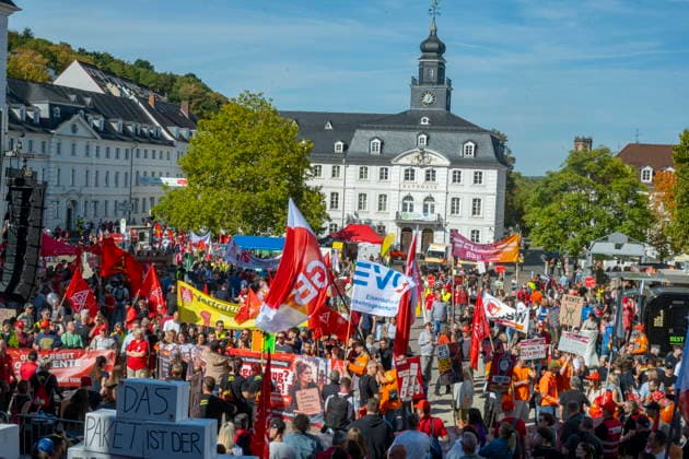 Tausende Demonstranten folgen der Demo des Deutschen Gewerkschaftsbundes unter anderem in Saarbrücken am Samstag (26.9.2026). Der Reformkurs der Bundesregierung ist in der Bevölkerung nicht unumstritten. Zuletzt galten auch die für die CDU historisch schlechten Ergebnisse der Landtagswahlen als ein Bürgervotum gegen die Reformen. Und auch der Deutsche Gewerkschaftsbund (DGB) trommelt seit Wochen für den Aktionstag Sozialstaat.