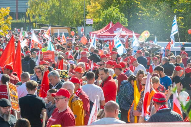 Tausende Demonstranten folgen der Demo des Deutschen Gewerkschaftsbundes unter anderem in Saarbrücken am Samstag (26.9.2026). Der Reformkurs der Bundesregierung ist in der Bevölkerung nicht unumstritten. Zuletzt galten auch die für die CDU historisch schlechten Ergebnisse der Landtagswahlen als ein Bürgervotum gegen die Reformen. Und auch der Deutsche Gewerkschaftsbund (DGB) trommelt seit Wochen für den Aktionstag Sozialstaat.