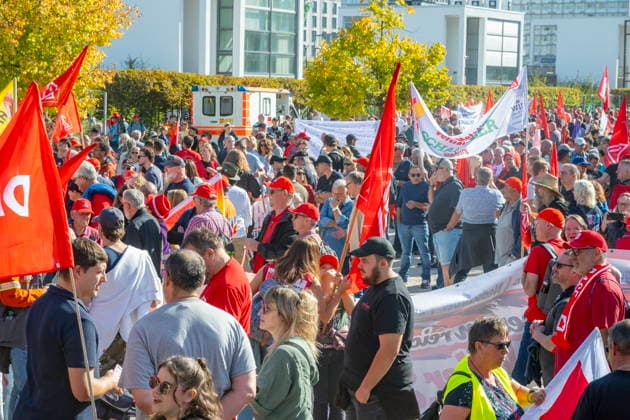 Tausende Demonstranten folgen der Demo des Deutschen Gewerkschaftsbundes unter anderem in Saarbrücken am Samstag (26.9.2026). Der Reformkurs der Bundesregierung ist in der Bevölkerung nicht unumstritten. Zuletzt galten auch die für die CDU historisch schlechten Ergebnisse der Landtagswahlen als ein Bürgervotum gegen die Reformen. Und auch der Deutsche Gewerkschaftsbund (DGB) trommelt seit Wochen für den Aktionstag Sozialstaat.