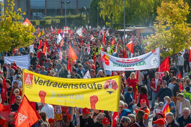 Tausende Demonstranten folgen der Demo des Deutschen Gewerkschaftsbundes unter anderem in Saarbrücken am Samstag (26.9.2026). Der Reformkurs der Bundesregierung ist in der Bevölkerung nicht unumstritten. Zuletzt galten auch die für die CDU historisch schlechten Ergebnisse der Landtagswahlen als ein Bürgervotum gegen die Reformen. Und auch der Deutsche Gewerkschaftsbund (DGB) trommelt seit Wochen für den Aktionstag Sozialstaat.