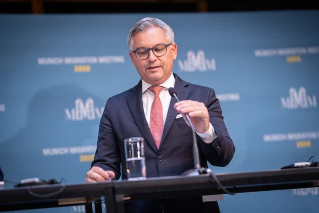 Magnus Brunner, EU-Kommissar für Inneres und Migration, ÖVP, früherer Bundesminister der Finanzen in Österreich;2. Munich Migration Meeting Treffen der Europäischen Minister zur Umsetzung der Migrationswende, München Bayern Deutschland Hotel Bayerischer Hof