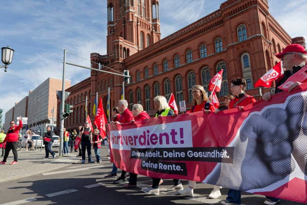 DGB-Demo gegen Sozialstaatsabbau 2026-09-26 Deutschland, Berlin Demonstration und Kundgebung vor dem Roten Rathaus im Rahmen des DGB-Aktionstages gegen Sozialstaatsabbau und Aufrüstung.