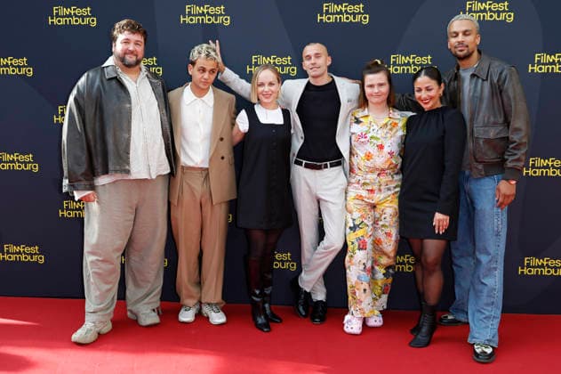 Daniel Zillmann, David Ali Rashed, Friederike Kempter, Leonard Fuchs, Lisa Hrdina, Tülin Sezgin und Charles Booz Jakob bei der Premiere der ZDFneo-Serie Nine to Five - Das Amt auf dem 34. Filmfest Hamburg 2026 im Cinemaxx Dammtor. Hamburg, 26.09.2026