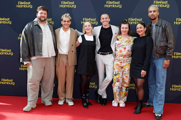 Daniel Zillmann, David Ali Rashed, Friederike Kempter, Leonard Fuchs, Lisa Hrdina, Tülin Sezgin und Charles Booz Jakob bei der Premiere der ZDFneo-Serie Nine to Five - Das Amt auf dem 34. Filmfest Hamburg 2026 im Cinemaxx Dammtor. Hamburg, 26.09.2026