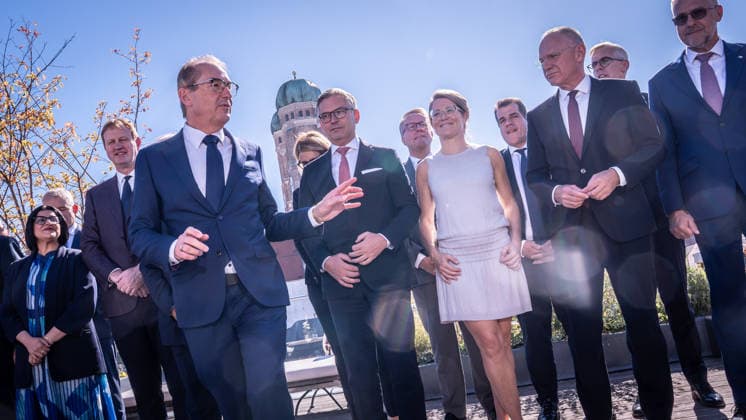 Gruppenfoto mit Gegenlicht auf der Dachterrasse des Hotel Bayerischer Hof - Alexander Dobrindt, deutscher Bundesminister des Innern, mit seinen Amtskollegen und internationalen Meeting-Teilnehmern.;2. Munich Migration Meeting Treffen der Europäischen Minister zur Umsetzung der Migrationswende, München Bayern Deutschland Hotel Bayerischer Hof