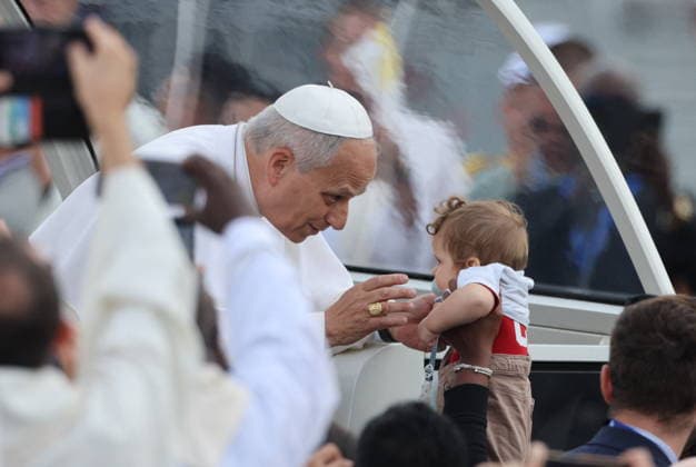 Visit to France of Pope Leo XIV - Mass At Concorde Place Pope Leo XIV arrives for at the mass at Concorde Place in Paris, France on September 26, 2026. Pope Leo XIV makes a historic apostolic journey of four days to France scheduled for September 25 to 28, 2026. Photo by Frederic Lafargue ABACAPRESS.COM Paris France  Copyright: xLafarguexFrederic ABACAx