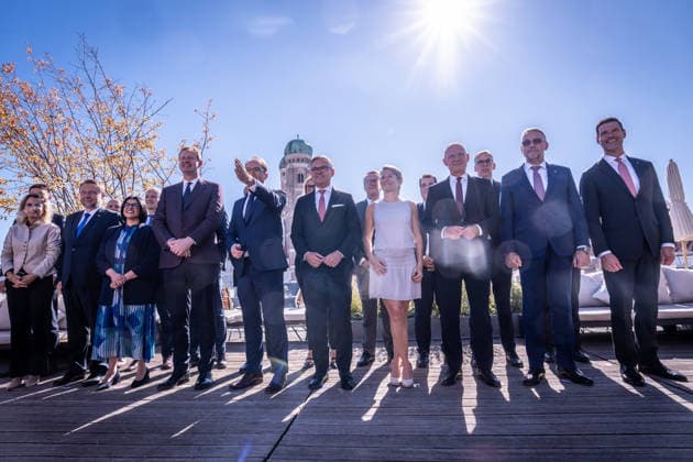 Gruppenfoto mit Gegenlicht auf der Dachterrasse des Hotel Bayerischer Hof - Alexander Dobrindt, deutscher Bundesminister des Innern, mit seinen Amtskollegen und internationalen Meeting-Teilnehmern.;2. Munich Migration Meeting Treffen der Europäischen Minister zur Umsetzung der Migrationswende, München Bayern Deutschland Hotel Bayerischer Hof
