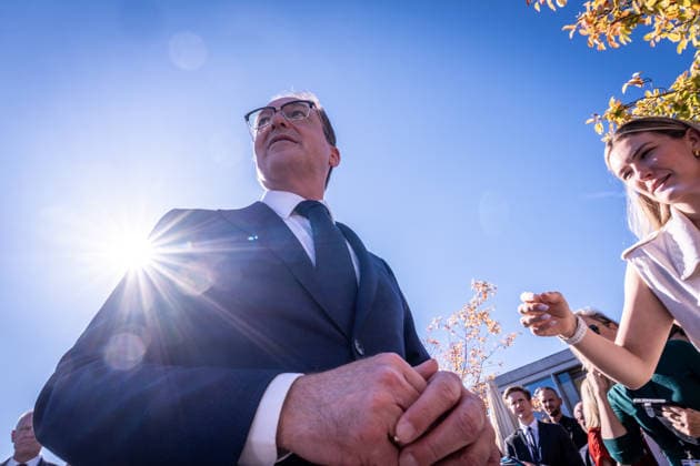 Gruppenfoto mit Gegenlicht auf der Dachterrasse des Hotel Bayerischer Hof - Alexander Dobrindt, deutscher Bundesminister des Innern, mit seinen Amtskollegen und internationalen Meeting-Teilnehmern.;2. Munich Migration Meeting Treffen der Europäischen Minister zur Umsetzung der Migrationswende, München Bayern Deutschland Hotel Bayerischer Hof