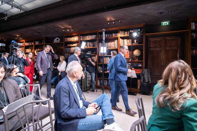 Alexander Dobrindt, deutscher Bundesminister des Innern und Gastgeber des Meetings (voranschreitend) mit Magnus Brunner, EU-Kommissar für Inneres und Migration, und Jim O™Callaghan, Innenminister der Republik Irland und EU-Ratspräsidentschaft (links) auf dem Weg zum Pressestatement;2. Munich Migration Meeting Treffen der Europäischen Minister zur Umsetzung der Migrationswende, München Bayern Deutschland Hotel Bayerischer Hof