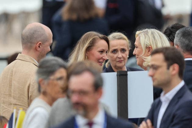 Marion Maréchal and her aunt Marine Le Pen Celebrities at Pope Leo XIV’s grand Mass on the Place de la Concorde in Paris on September 26, 2026 Between the Avenue des Champs-Élysées and the Place de la Concorde, 700,000 faithful and onlookers, from all corners of the globe, gathered to attend the Mass celebrated by the Holy Father. The apostolic journey, from September 25 to 28, 2026, will continue in Lourdes and Metz. Jacovides Moreau Bestimage Celebrities attending the grand Mass celebrated by Pope Leo XIV at the Place de la Concorde in Paris on September 26, 2026. Between the Avenue des Champs-Élysées and the Place de la Concorde, 700,000 worshippers and onlookers from around the world gathered to attend the Mass celebrated by the Holy F Copyright: xJACOVIDES-MOREAUx xBESTIMAGExJACOVIDES-MOREAUx xBESTIMAGEx