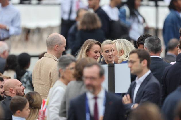 Marion Maréchal and her aunt Marine Le Pen Celebrities at Pope Leo XIV’s grand Mass on the Place de la Concorde in Paris on September 26, 2026 Between the Avenue des Champs-Élysées and the Place de la Concorde, 700,000 faithful and onlookers, from all corners of the globe, gathered to attend the Mass celebrated by the Holy Father. The apostolic journey, from September 25 to 28, 2026, will continue in Lourdes and Metz. Jacovides Moreau Bestimage Celebrities attending the grand Mass celebrated by Pope Leo XIV at the Place de la Concorde in Paris on September 26, 2026. Between the Avenue des Champs-Élysées and the Place de la Concorde, 700,000 worshippers and onlookers from around the world gathered to attend the Mass celebrated by the Holy F Copyright: xJACOVIDES-MOREAUx xBESTIMAGExJACOVIDES-MOREAUx xBESTIMAGEx