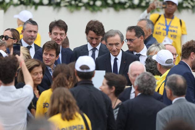 Frédéric Arnault, Jean Arnault, Bernard Arnault: Celebrities at Pope Leo XIV’s grand Mass on Place de la Concorde in Paris on September 26, 2026. Between Avenue des Champs-Élysées and Place de la Concorde, 700,000 faithful and onlookers, from all corners of the globe, gathered to attend the Mass celebrated by the Holy Father. The apostolic journey, from September 25 to 28, 2026, will continue in Lourdes and Metz. Jacovides Moreau Bestimage Celebrities attending the grand Mass celebrated by Pope Leo XIV at the Place de la Concorde in Paris on September 26, 2026. Between the Avenue des Champs-Élysées and the Place de la Concorde, 700,000 worshippers and onlookers from around the world gathered to attend the Mass celebrated by the Holy Father Copyright: xJACOVIDES-MOREAUx xBESTIMAGExJACOVIDES-MOREAUx xBESTIMAGEx