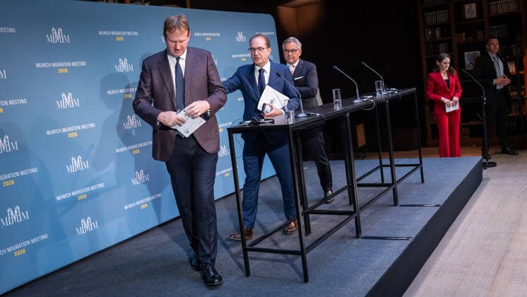Jim O™Callaghan, Innenminister der Republik Irland und EU-Ratspräsidentschaft, Alexander Dobrindt, deutscher Bundesminister des Innern, Magnus Brunner, EU-Kommissar für Inneres und Migration (von links) beim Auftaktstatement;2. Munich Migration Meeting Treffen der Europäischen Minister zur Umsetzung der Migrationswende, München Bayern Deutschland Hotel Bayerischer Hof